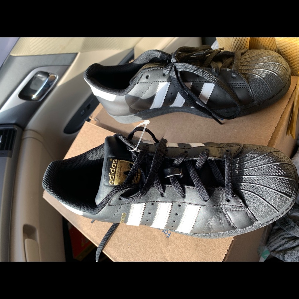 Adidas superstar black & white size 6Y (7.5 women)